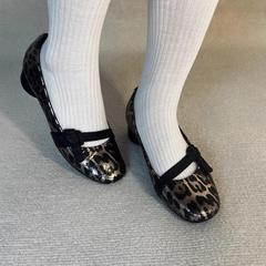 【現品】本革レトロ丸首ヒョウ柄の靴の浅い口にはミルクの靴があります。