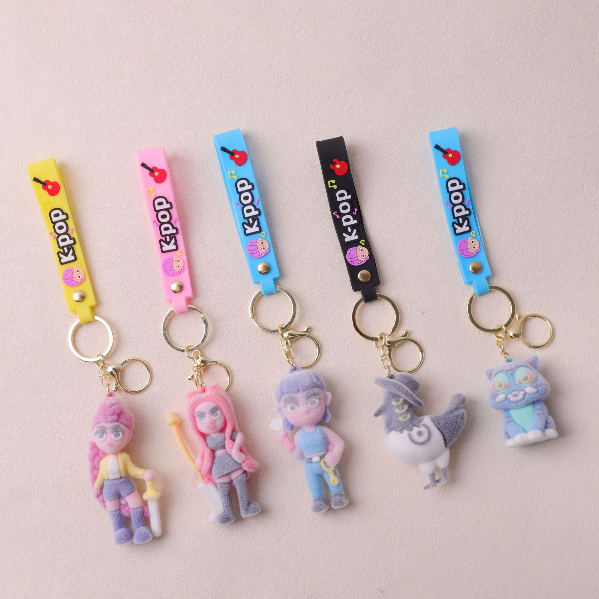 Nuevos productos transfronterizos KPOP flocadas caza de brujas colgantes de llaves animación de alto valor de la cara accesorios de bolsas escolares al por mayor