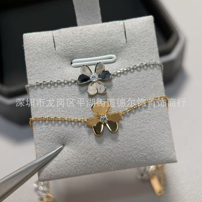 V Gold Plated Microminiature Gold Glossy Clover Single Flower Bracelet High Quality Fashionable Commuter Single Diamond Bracelet Factory Direct Sale V Gold Plated Microminiature Gold Glossy Clover Single Flower Bracelet High Quality Fashionable Commuter Single Diamond Bracelet Factory Direct Sale