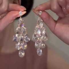 夢幻の白い水晶の長いタイプのフリンジのイヤリングの女性の軽くて豪華な気質の高級感のファッションは顔のやせている耳の装飾品を現します。