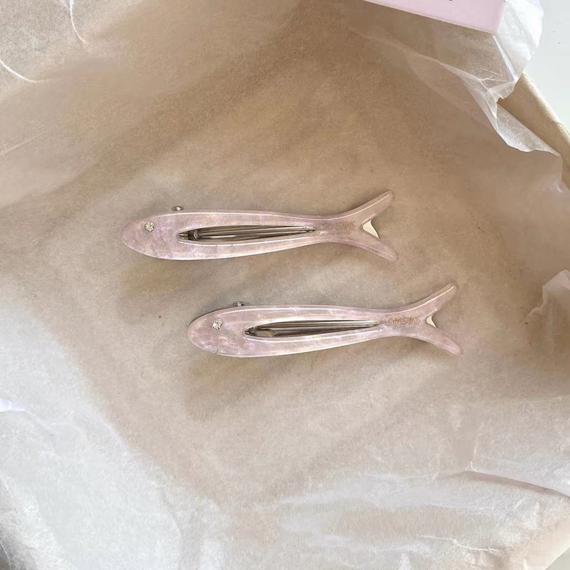 Such a beautiful pinkish-purple! It exudes a subtle, understated beauty~ Such an exquisite, translucent acetate fish-shaped hair clip! Such a beautiful pinkish-purple! It exudes a subtle, understated beauty~ Such an exquisite, translucent acetate fish-shaped hair clip!