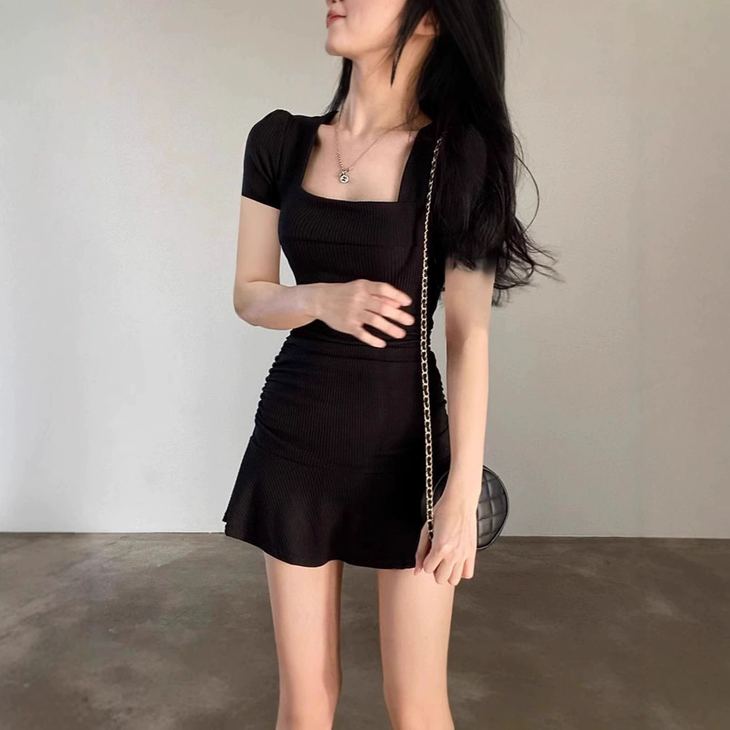 Черное французское платье с квадратным вырезом, вязаные бедра, женское лето 2025 новая модель горячая девушка темпераментное платье с рюшами