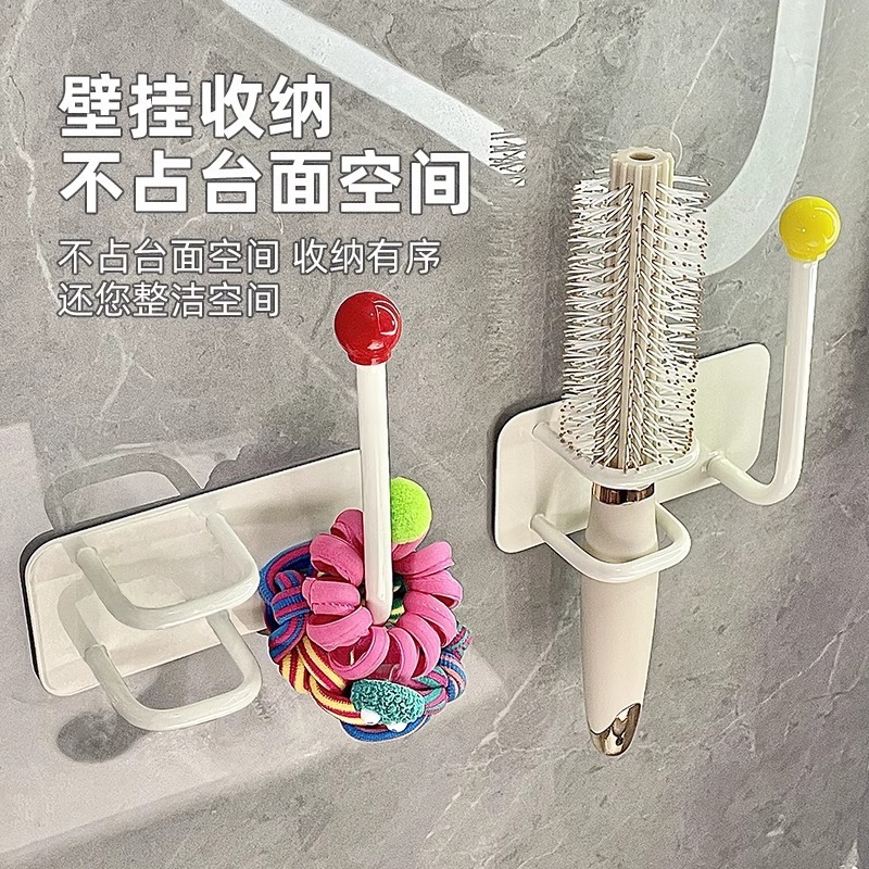 トイレの櫛の髪のカチューシャのひもをフックします。|undefined