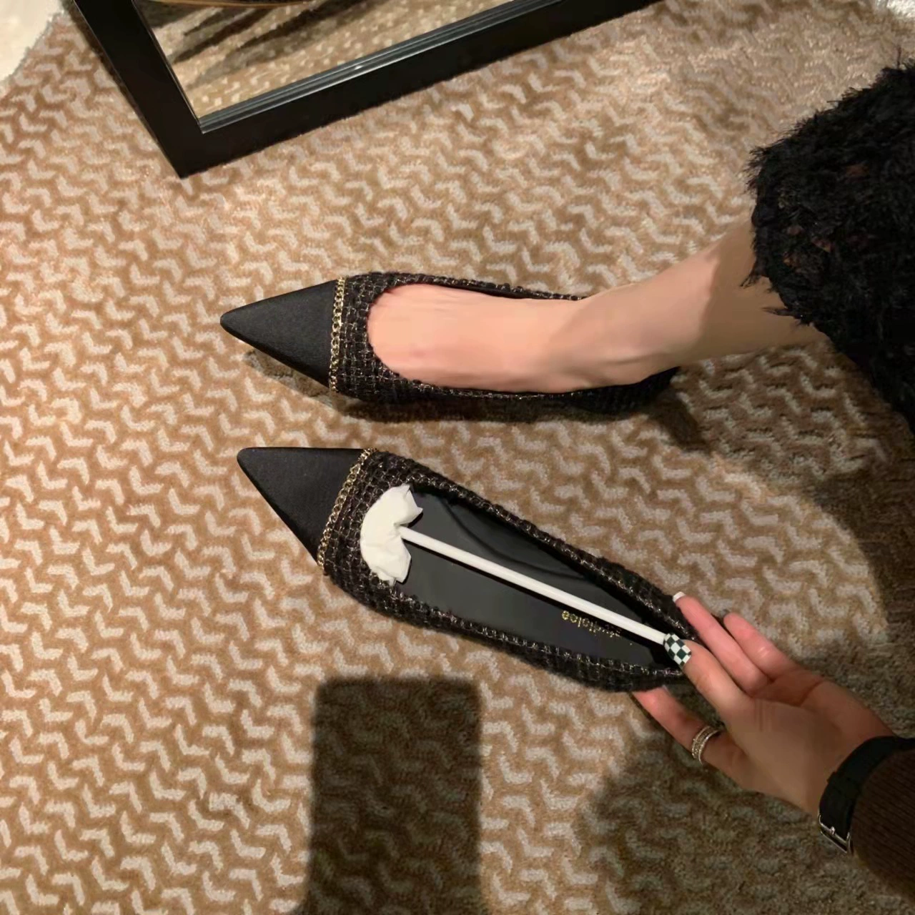 В наличии Черные слипоны на весну и осень, новые дорогие однослойные туфли из твида на плоской подошве с острым и низким вырезом и золотой цепочкой