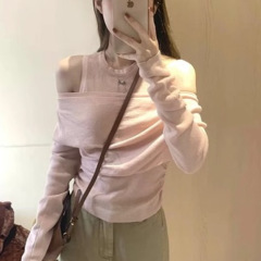 フランス式の偽の2つのピンクの長袖のニットの女性2025朝の春の新型の修身は肩のchiの韓国系の上着を現します。