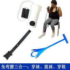 腰をかがめないでロープを引いて靴下の補助器を着ます。