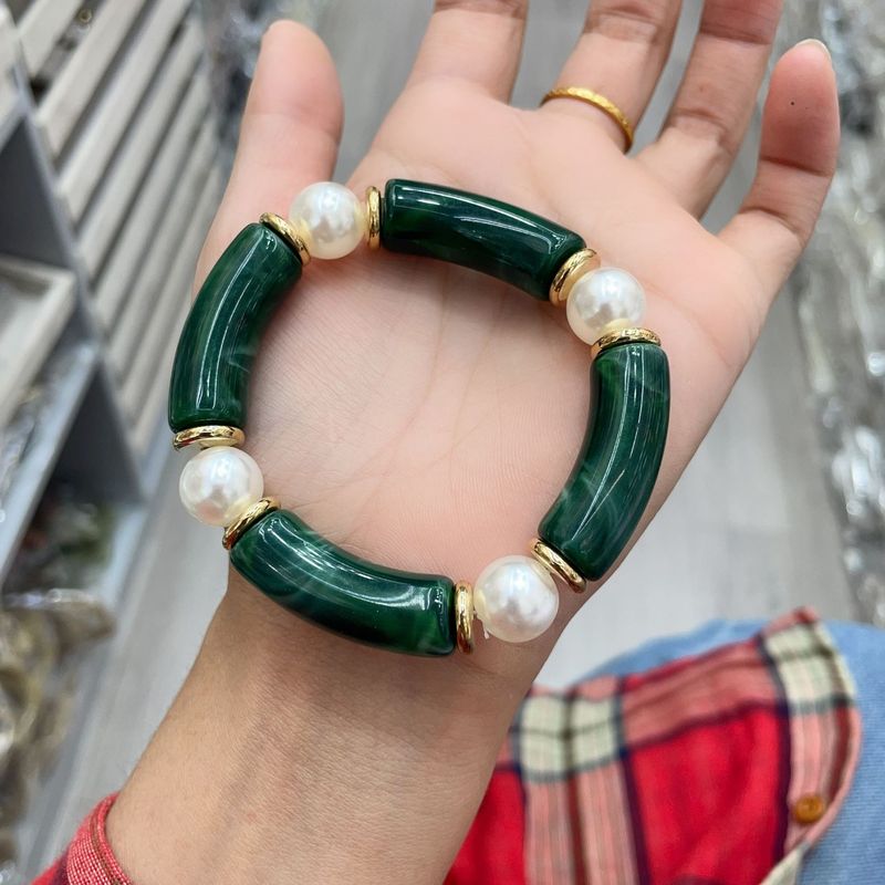 ヨーロッパとアメリカのファッショナブルなパーソナライズされたアクリルエルボブレスレット、湾曲した竹管、女性用パール弾性ロープ友情ブレスレットジュエリー|undefined