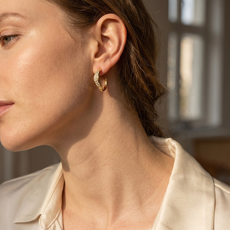 TENA Europa y los Estados Unidos transfronterizos galvanizados de acero inoxidable 18k aretes de oro ligero lujoso de alto nivel parecen cientos de aretes de diamantes para mujeres