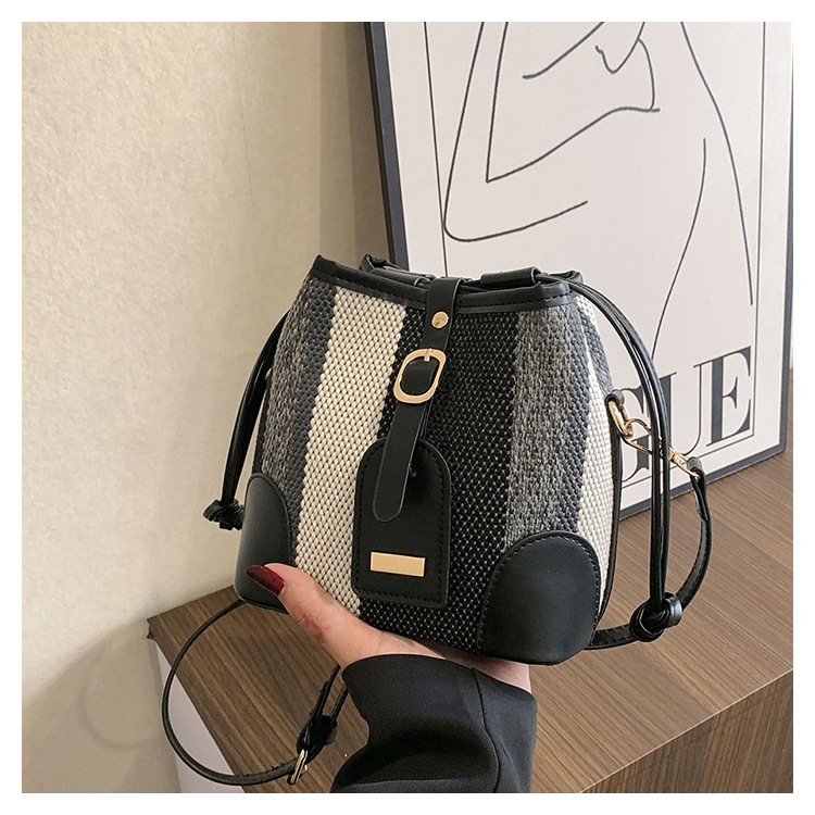 Diseño de nicho de moda bolsa de cubo portátil para mujeres 2023 nueva moda lienzo contraste color rayas hombro bolsa de mensajero