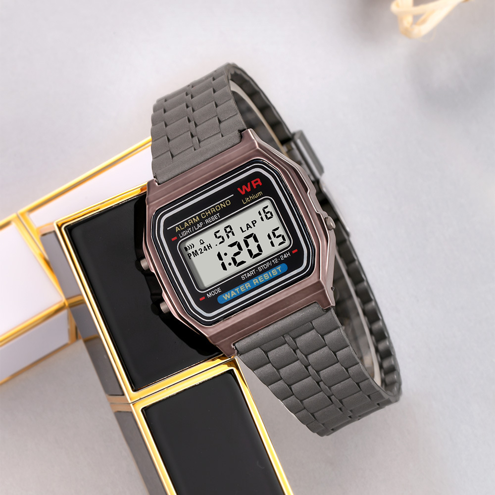 Reloj electrónico de deportes al aire libre de estudiantes simple moda para hombres y mujeres alarma de luz nocturna multifuncional reloj electrónico en stock