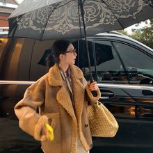 区区欧阳翻领皮毛一体羊羔毛外套机车服美拉德宽松加厚2025女新款