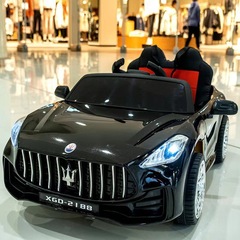 子供の電気自動車の四輪はリモコン付きの赤ちゃんの車を持っています。