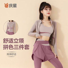 色合わせのヨガの3つのセットのネットの赤い腰はお尻を持ち上げてランニングする運動服の通気性の修身はやせているヨガの服のスーツの女性を現します。