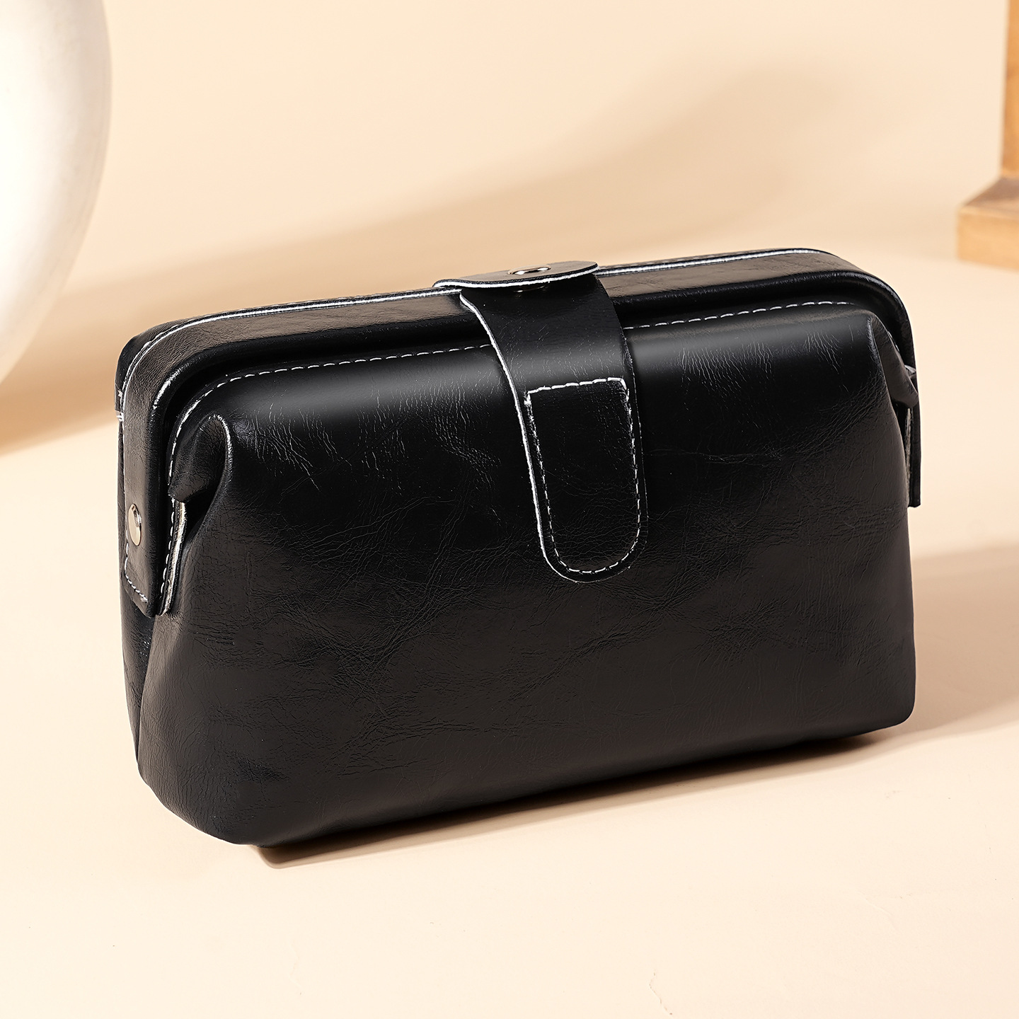 Bolsa de abrazadera de gran capacidad de salida, bolsa de maquillaje ligera de lujo, almacenamiento de cuero suave, bolsa de maquillaje impermeable de viaje de negocios