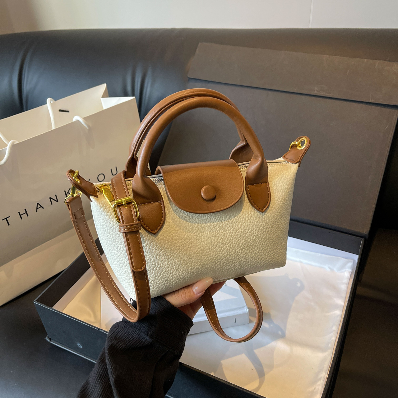 프랑스 만두 가방 2024 새로운 스티칭 드래곤 가방 컬러 대비 핸드백 대외 무역 원 숄더 하이 엔드 메신저 가방