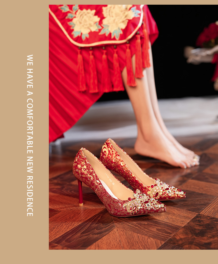 2024 Nuovo Punta Acqua Diamante Tacco Fine Seta Bordo Oro Banchetto di Nozze Scarpe da Sposa Scarpe da Damigella D'onore Rosso Celebrazione Banchetto di Nozze_voghion.com