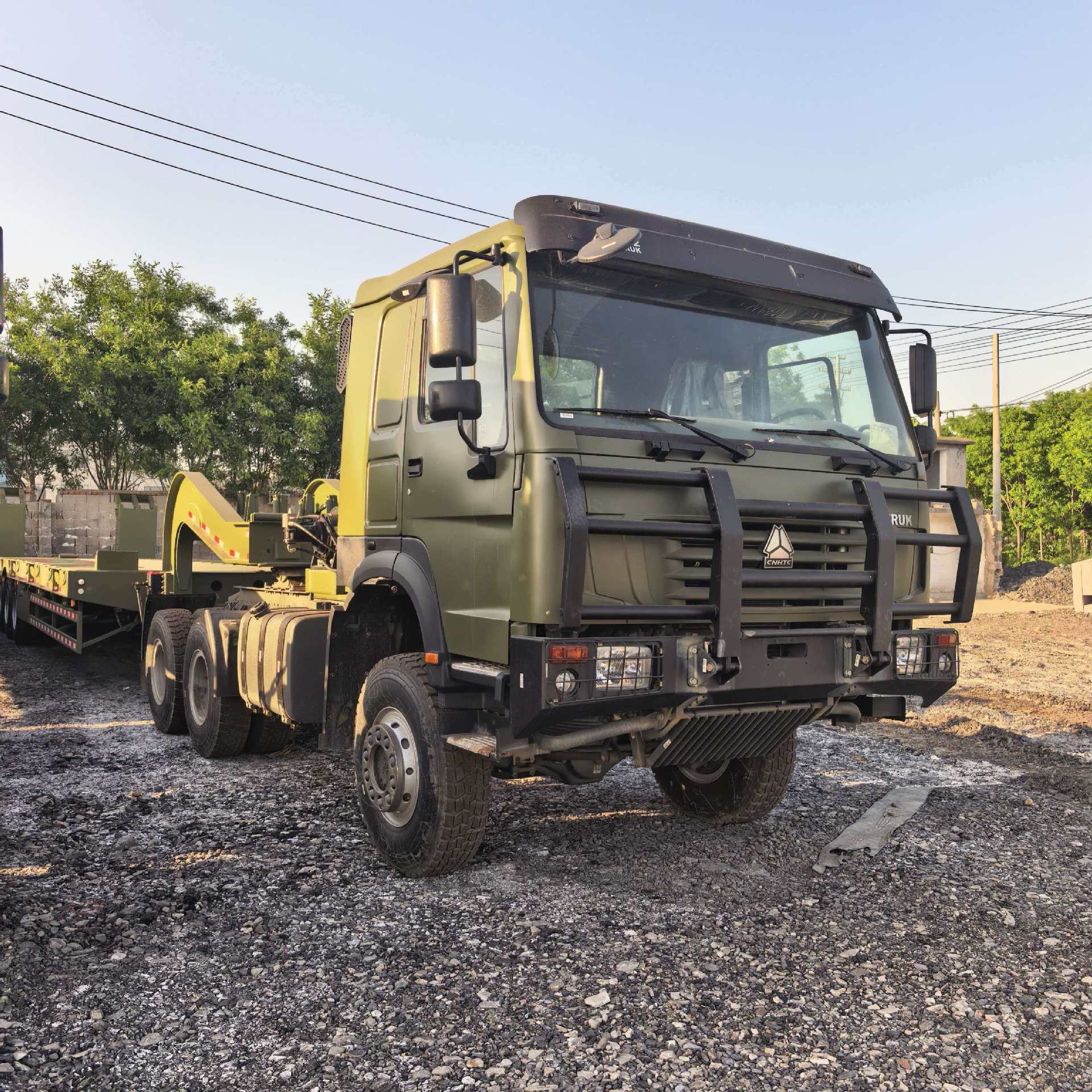 Cross-Border Export of Low-Platform Semi-Trailers to Africa and the Middle East, Engineering Machinery Transport Semi-Trailers, Four-Axle Low-Platform Trailers