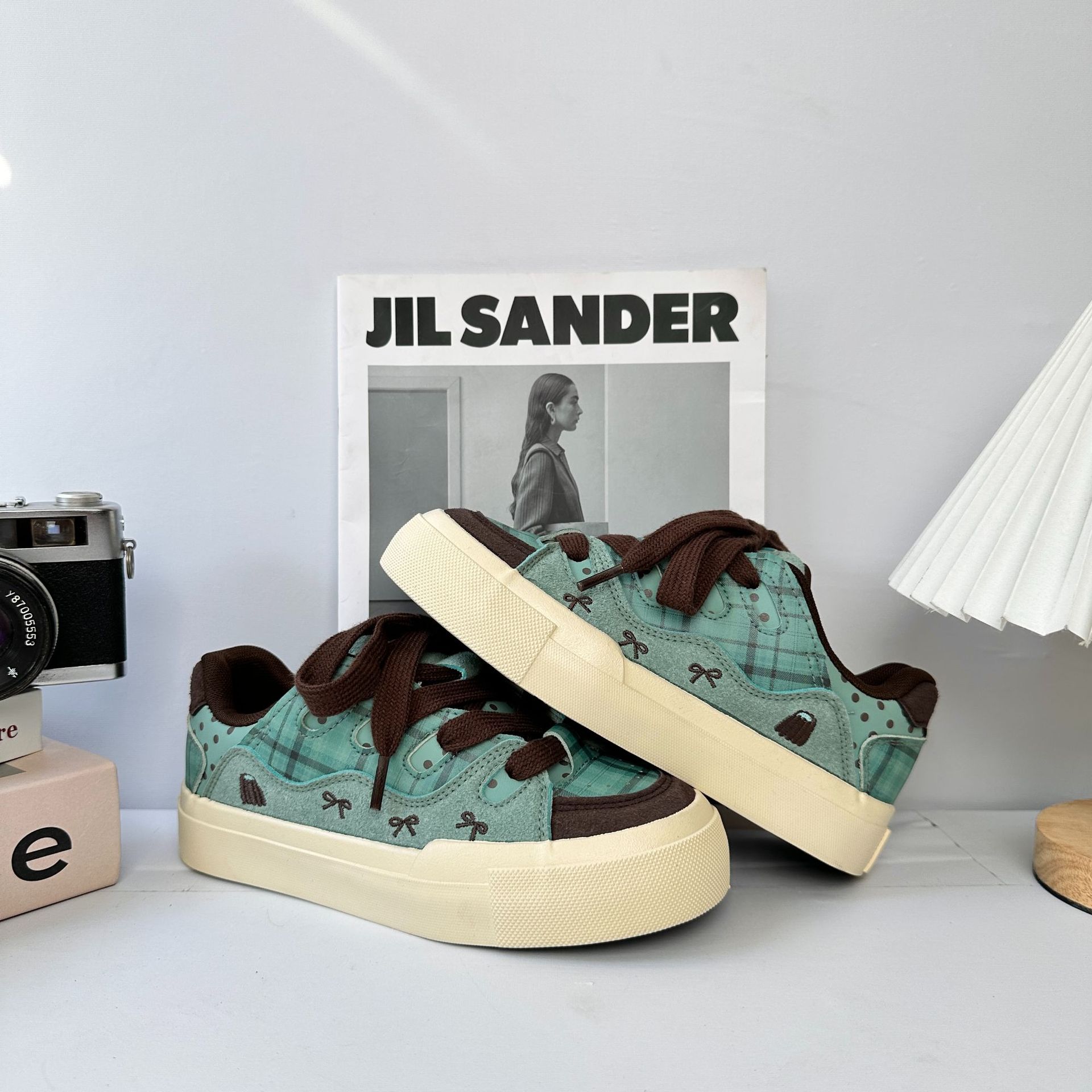 Zapatos deportivos y casuales de ondas distantes para niños y niñas en otoño de 2025 nuevos tipos de explosión, todos los tipos de zapatos de skate de suela gruesa ligera para padres