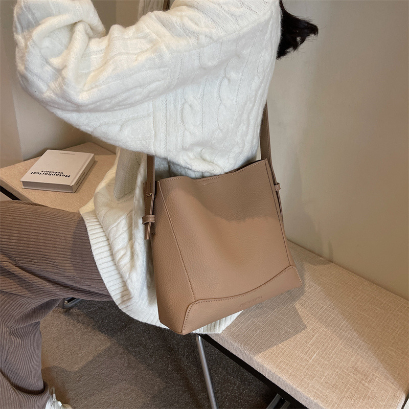 Bolso de gran capacidad para las axilas de cercanías 2023 otoño e invierno nuevo bolso de mujer de moda bolso de hombro de todo fósforo bolso de cubo de moda Retro