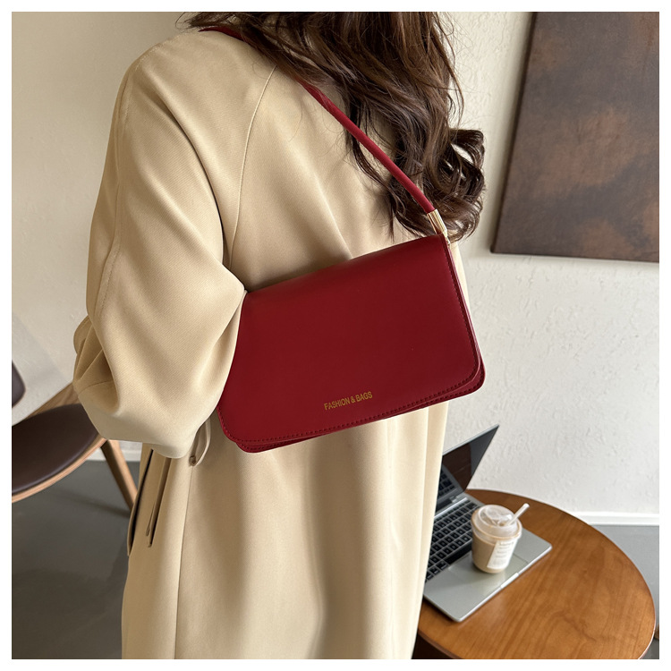 Texture simple et à la mode petit sac carré 2024 nouveau sac à bandoulière polyvalent de banlieue version coréenne sac à aisselles design de niche à la mode_voghion.com