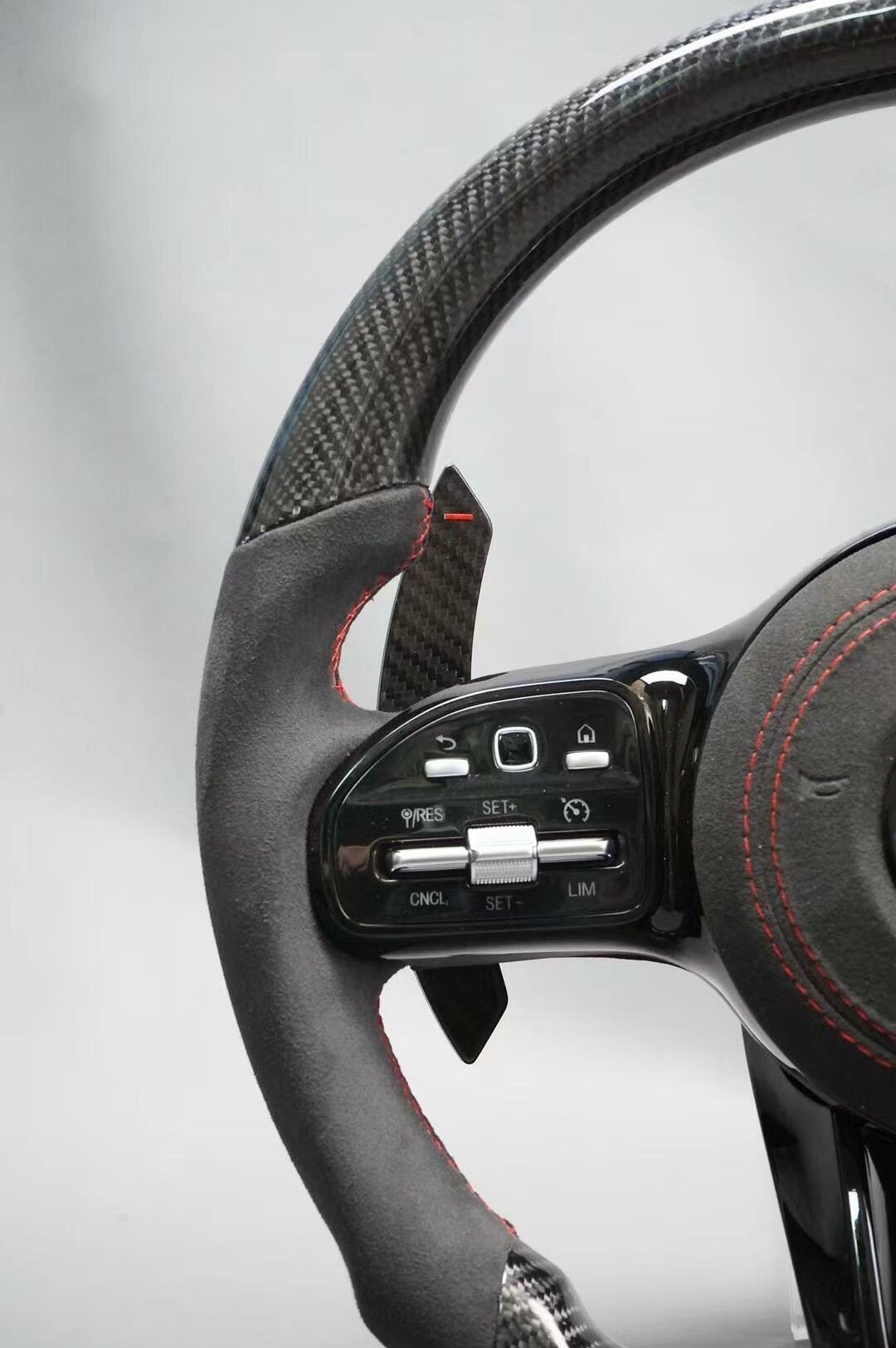 Suitable for Mercedes-Benz older models, this is a new AMG carbon fiber steering wheel with an alcantara suede finish, designed for the A-Class and E-Class models