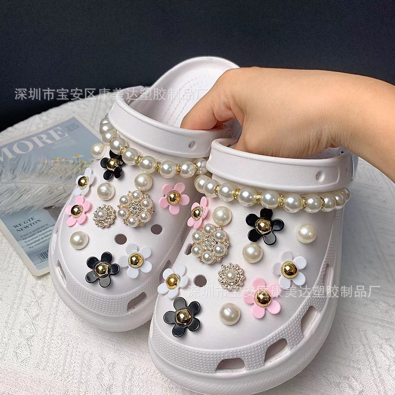 K123-black 및 화이트 파우더 5 잎 꽃 세트 모조 다이아몬드 비드 체인 (신발 제외)