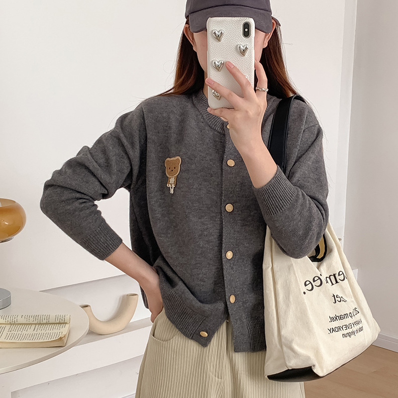 2025 primavera y otoño nuevo oso bordado de cuello redondo jersey cardián femenino suelto estilo coreano suéter universal chaqueta superior image 10