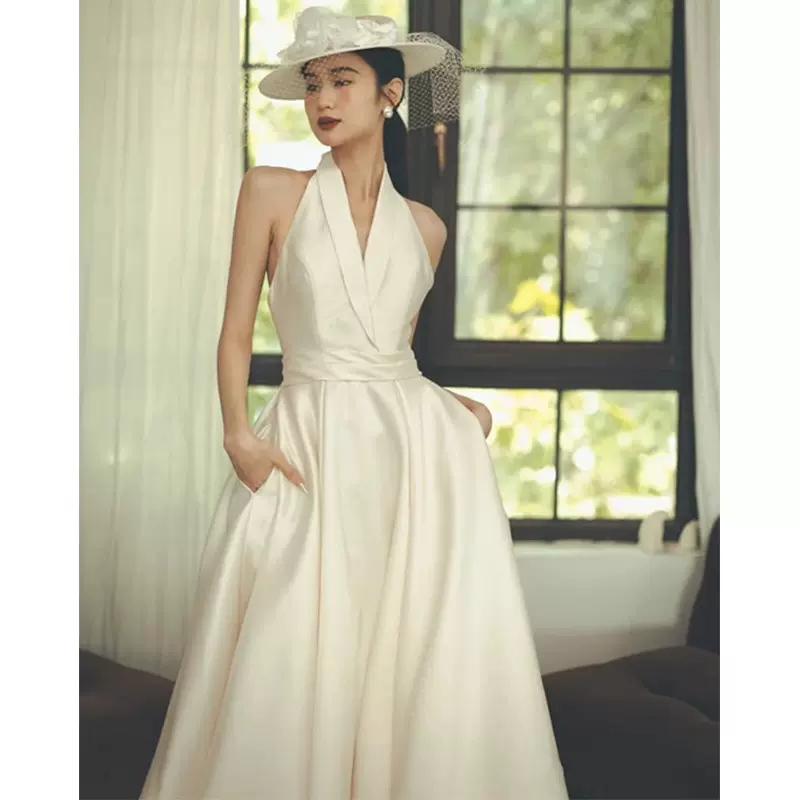 法式轻婚纱2025新款挂脖复古港风出门纱旅拍小个子缎面露背晚礼服