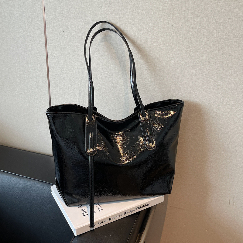 Cross-border retro fashion versatile large-capacity tote bag, new autumn/winter style, chic shoulder bag, and practical underarm bag for commuting Cross-border retro fashion versatile large-capacity tote bag, new autumn/winter style, chic shoulder bag, and practical underarm bag for commuting