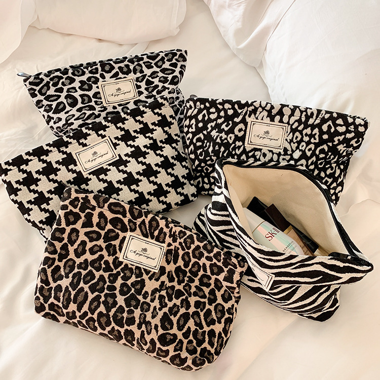 Streetwear Leopard Canvas Square Makeup Bags display picture 1