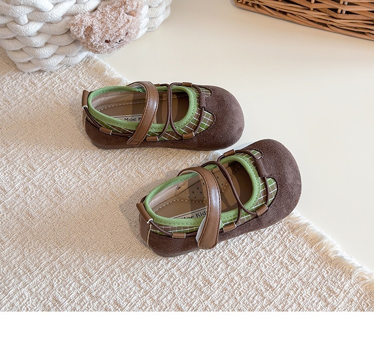 Sapatos de couro aos quadrados para menina versáteis e flexíveis_voghion.com