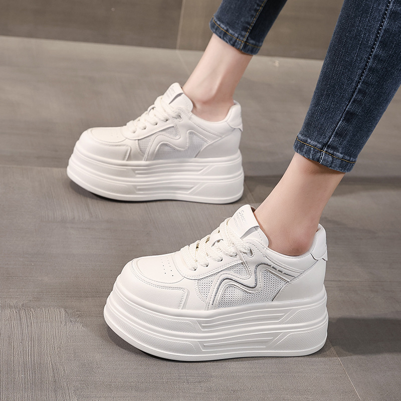 Giày sneaker nữ đế dày tăng chiều cao phong cách thể thao — màu be
