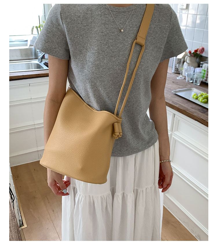 Fashionable and simple commuter small bag for women 2025 new summer versatile single-shoulder underarm bag, popular crossbody bucket bag undefined
