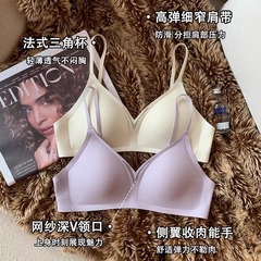 フレンチ三角カップの細い肩に下着の女性の胸が集まっています。