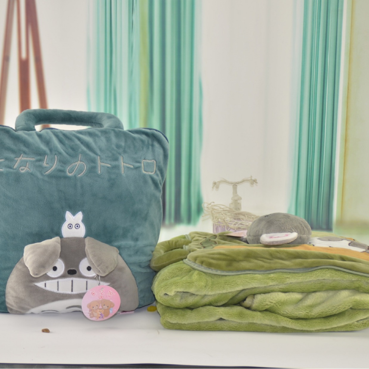 Almohada bordada de comercio exterior edredón de aire acondicionado de doble uso manta oficina almohada de siesta cojín procesamiento de fábrica logotipo personalizado