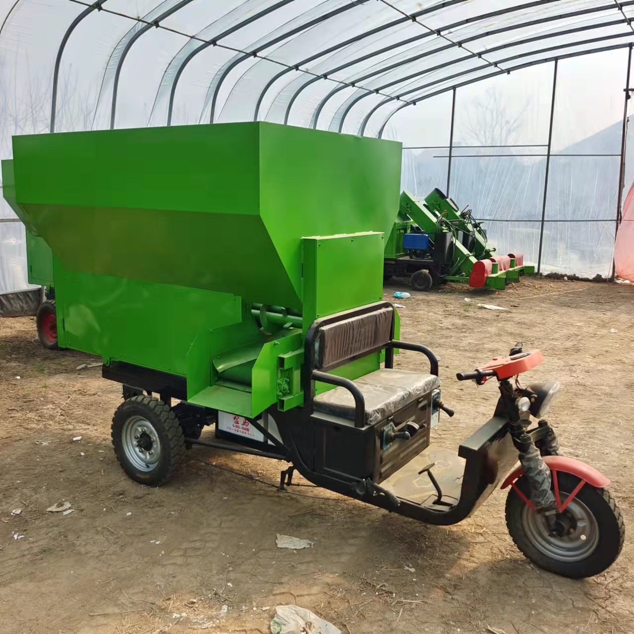 养殖场草料饲料双侧投料上料机 全自动牛羊撒料电动牛羊喂料车