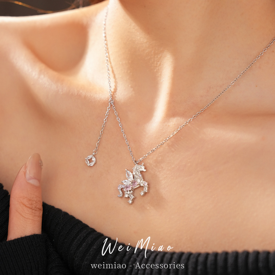 Collar de pony de piedra rosa ligero de lujo nicho cadena de clavícula de alta calidad exquisita conjunto de joyería al por mayor