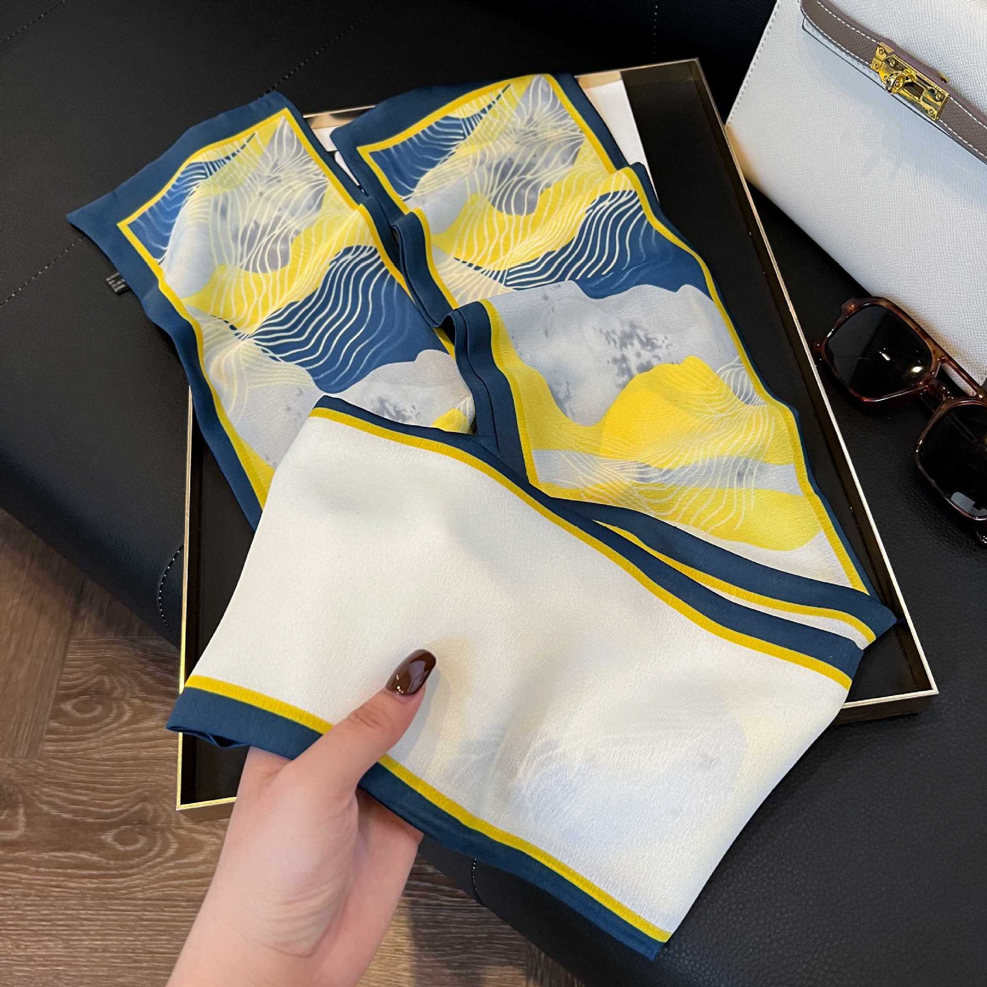 Nueva bufanda de seda pequeña banda larga estrecha para el cabello mujer estilo primavera y otoño moda madre bufanda estilo verano estilo fino serpentina bufanda al por mayor