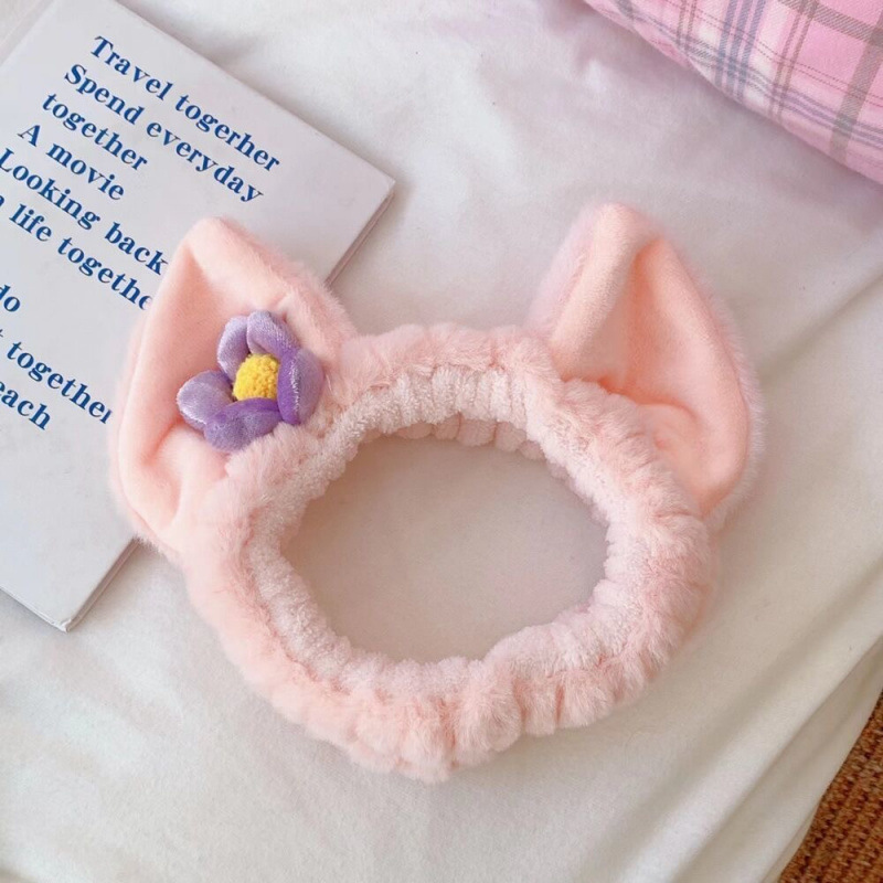 顔を洗って髪を洗って新型の少女の韓国の化粧をつけてマスクの専用のカチューシャをつけます。