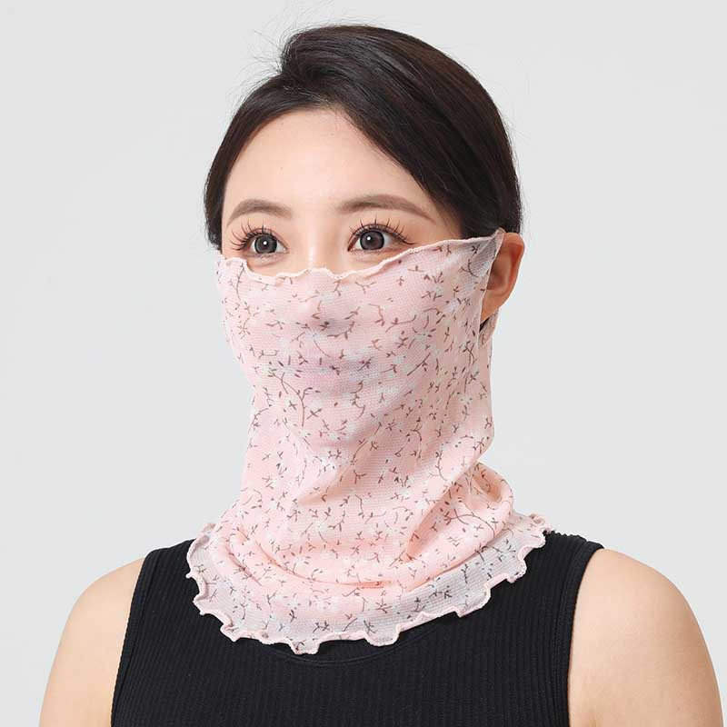 首を囲む女性の頭は夏の薄いタイプの日焼け止めのビーストタオルで首を保護します。|undefined