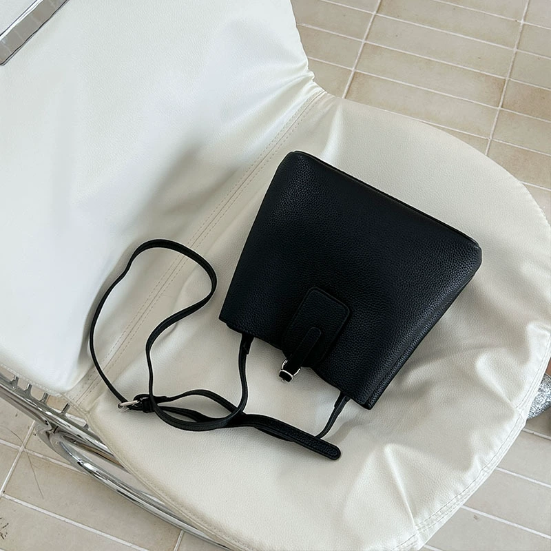 Текст Basket Shoulder Bag — просторная, универсальная сумка на одно плечо в нескольких цветах