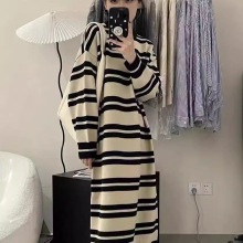 港味复古黑白条纹软糯针织连衣裙女秋冬新款大码宽松长袖毛衣裙潮
