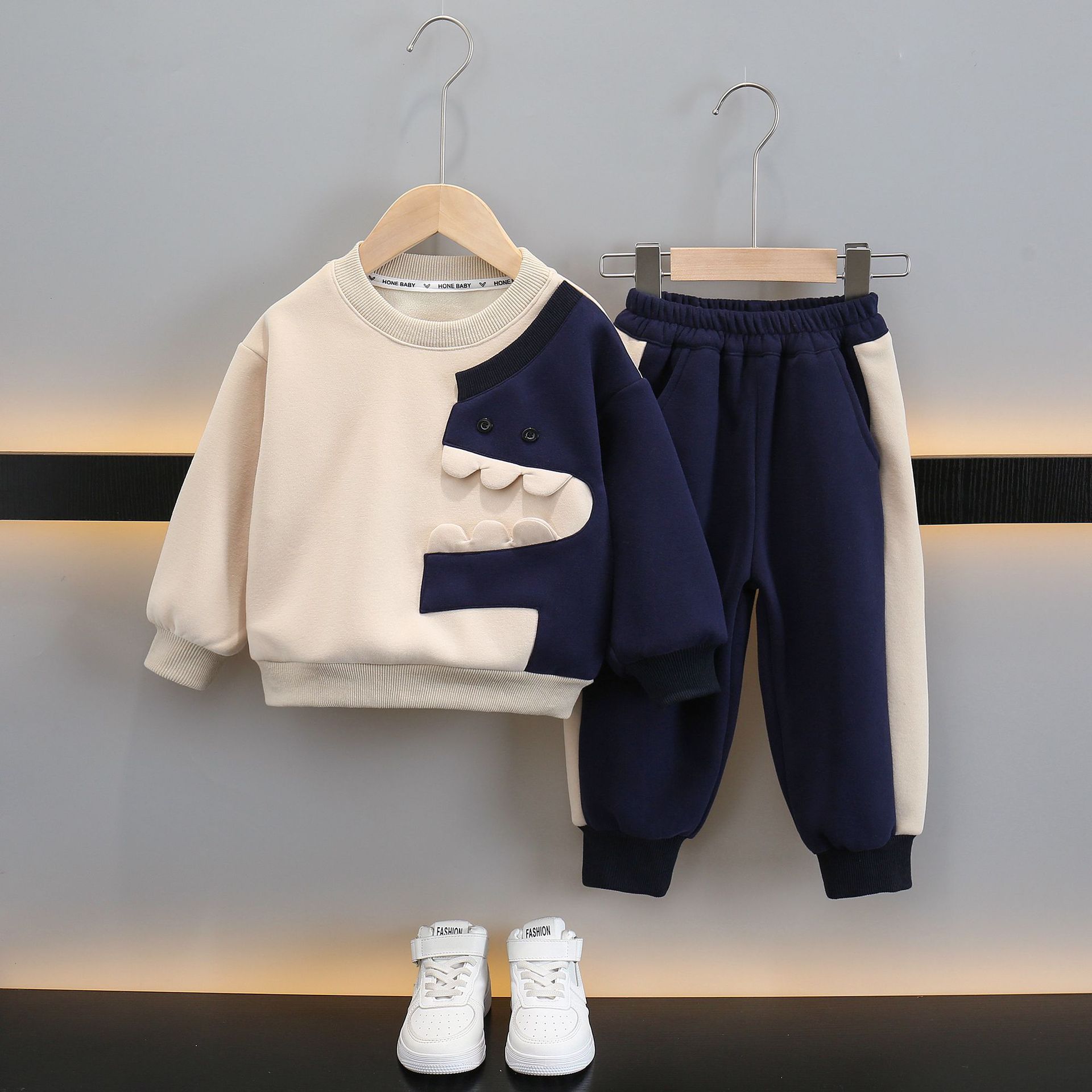 6357 Traje de otoño e invierno para niños 2025 Nuevo estilo para niños más ropa gruesa de terciopelo para hombres Suéter de invierno de dos piezas