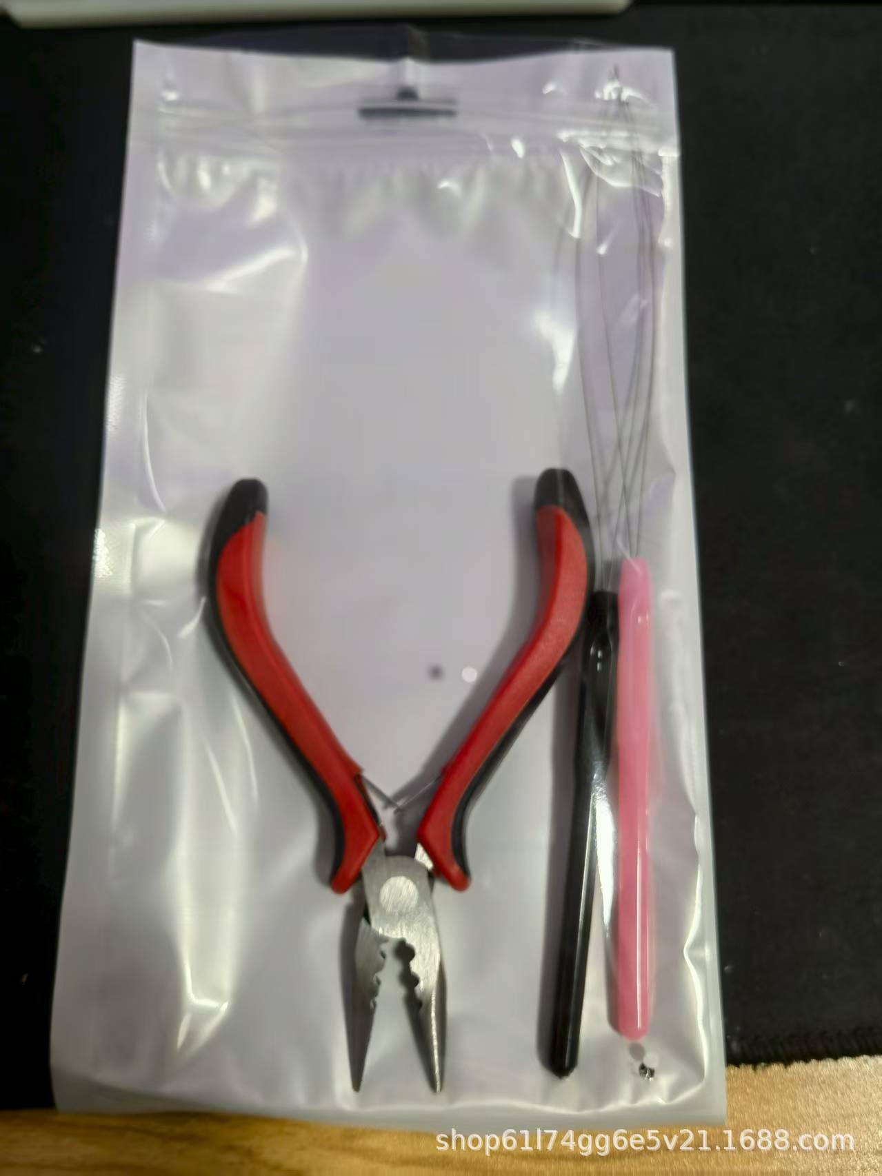 빨간색과 검은색 탄소강 + 플라스틱 헤어 익스텐션 조합