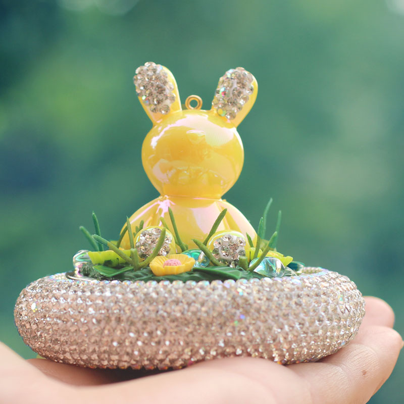 Conejito de diamantes con incrustaciones de dibujos animados Adornos de aromaterapia de coche de celebridades de Internet Accesorios de coche de mujeres Decoración del panel de instrumentos Sala de transmisión en vivo de celebridades de Internet