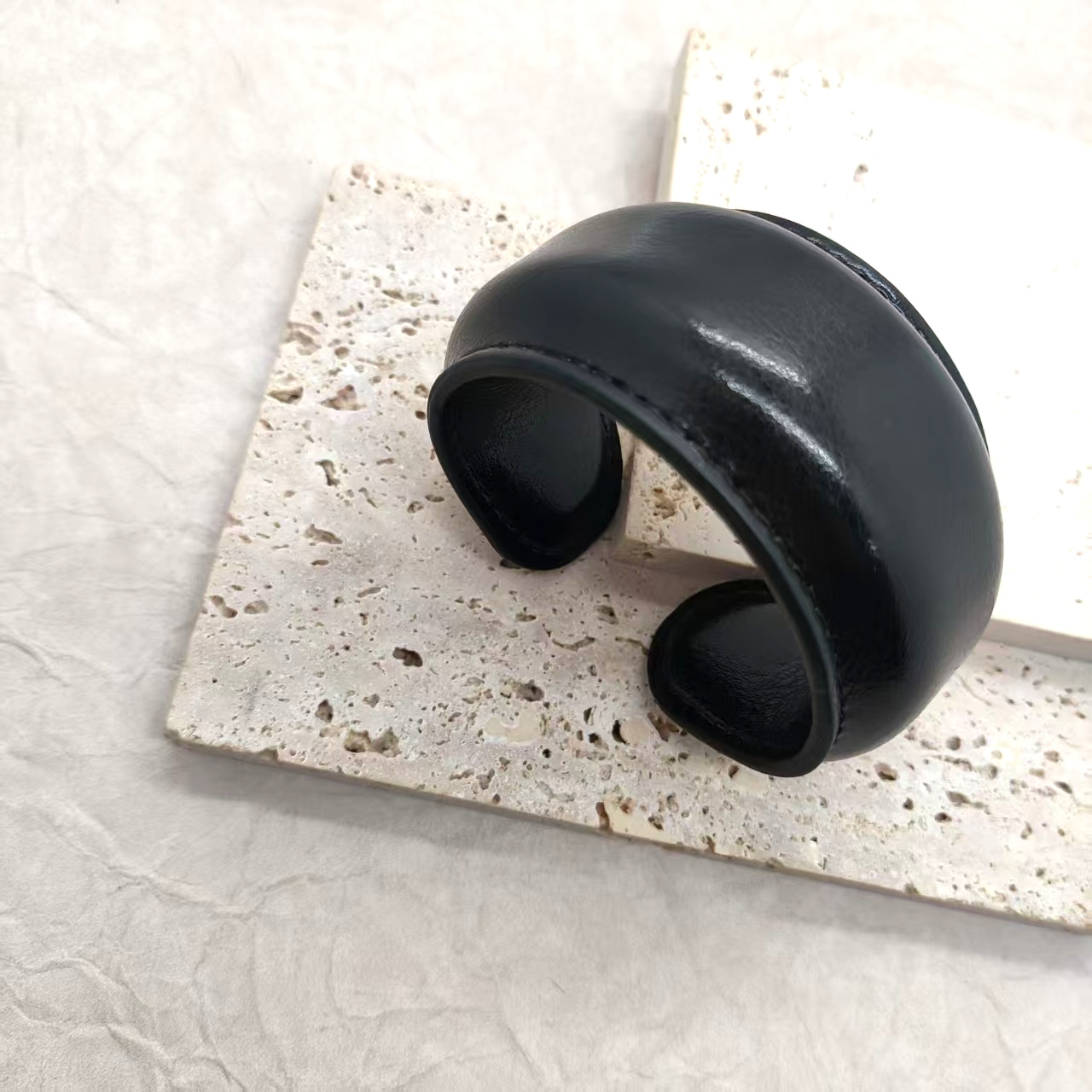 革の極めてシンプルなオープンブレスレット