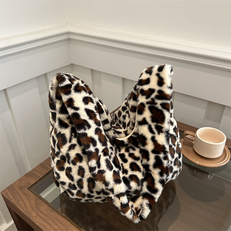 Leopardo tela de peluche bolsas de mujer otoño y invierno nueva moda literatura de hombro bolsas de brazo perezosas moda bolsas de mano de lana