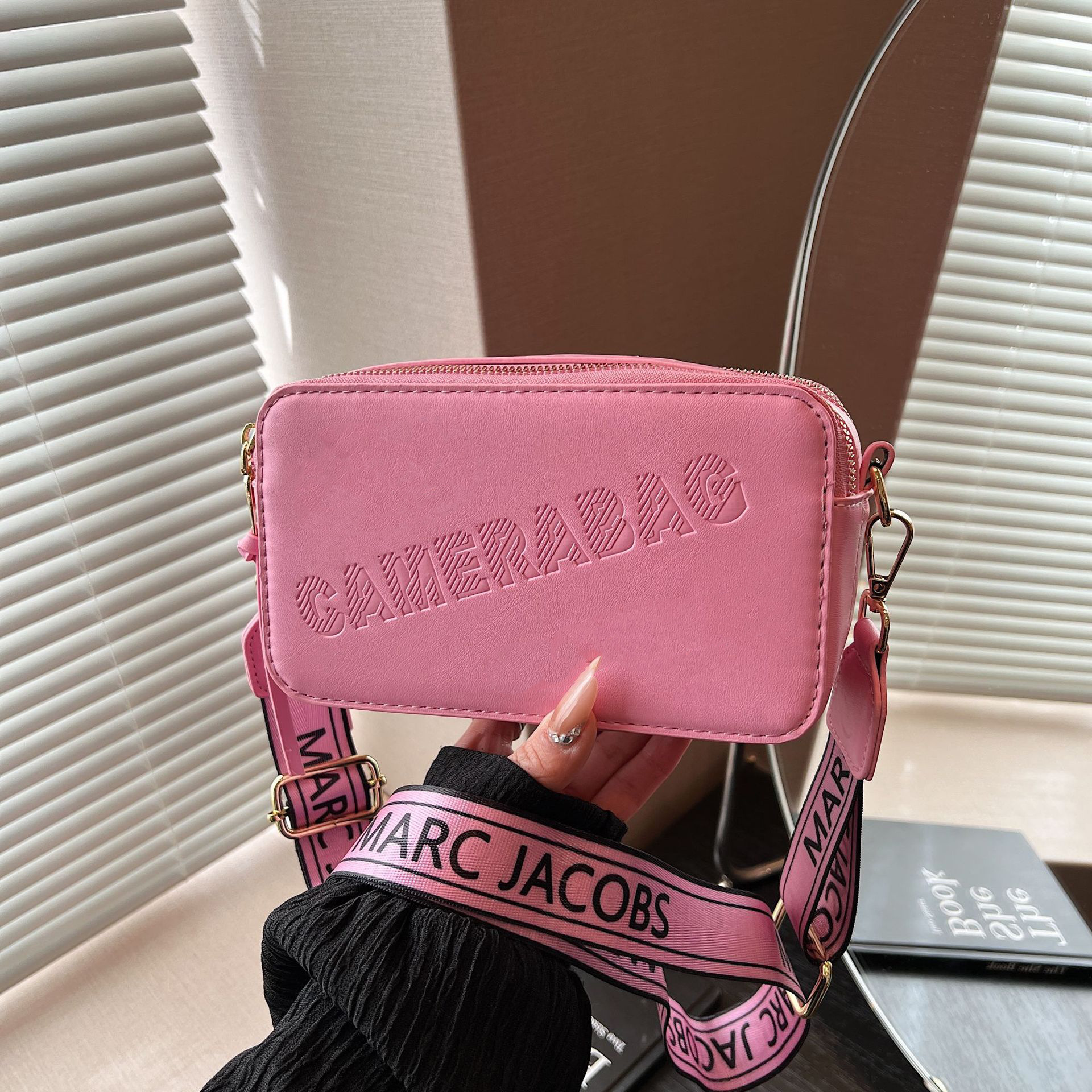 Modelo transfronterizo 2024 primavera nuevo bolso cuadrado pequeño retro europeo y americano moda transfronteriza personalidad color caramelo bolso de cámara