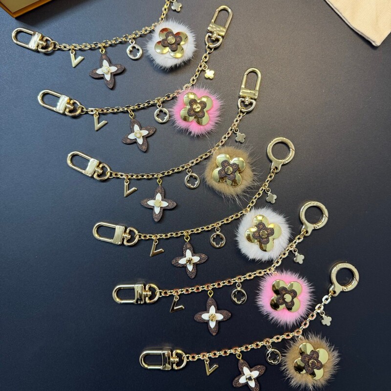 New Cross-Border Metal Four-Leaf Clover Fur Ball Plush Extension Chain Keychain for Women's Bags and Luggage