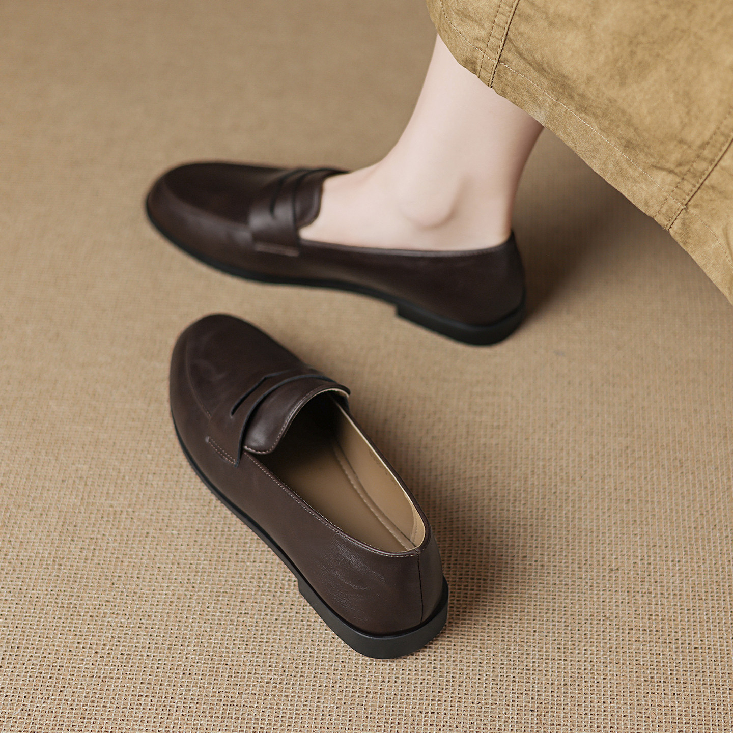 Women's Black Leather Flat Slip-on Loafers British Style Retro_voghion.com